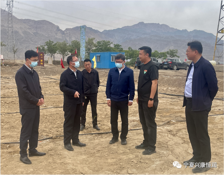 石嘴山市委書記王剛及市領(lǐng)導(dǎo)趙會(huì)勇、王宇翔蒞臨公司萬畝酸棗種植基地現(xiàn)場(chǎng)調(diào)研指導(dǎo)工作