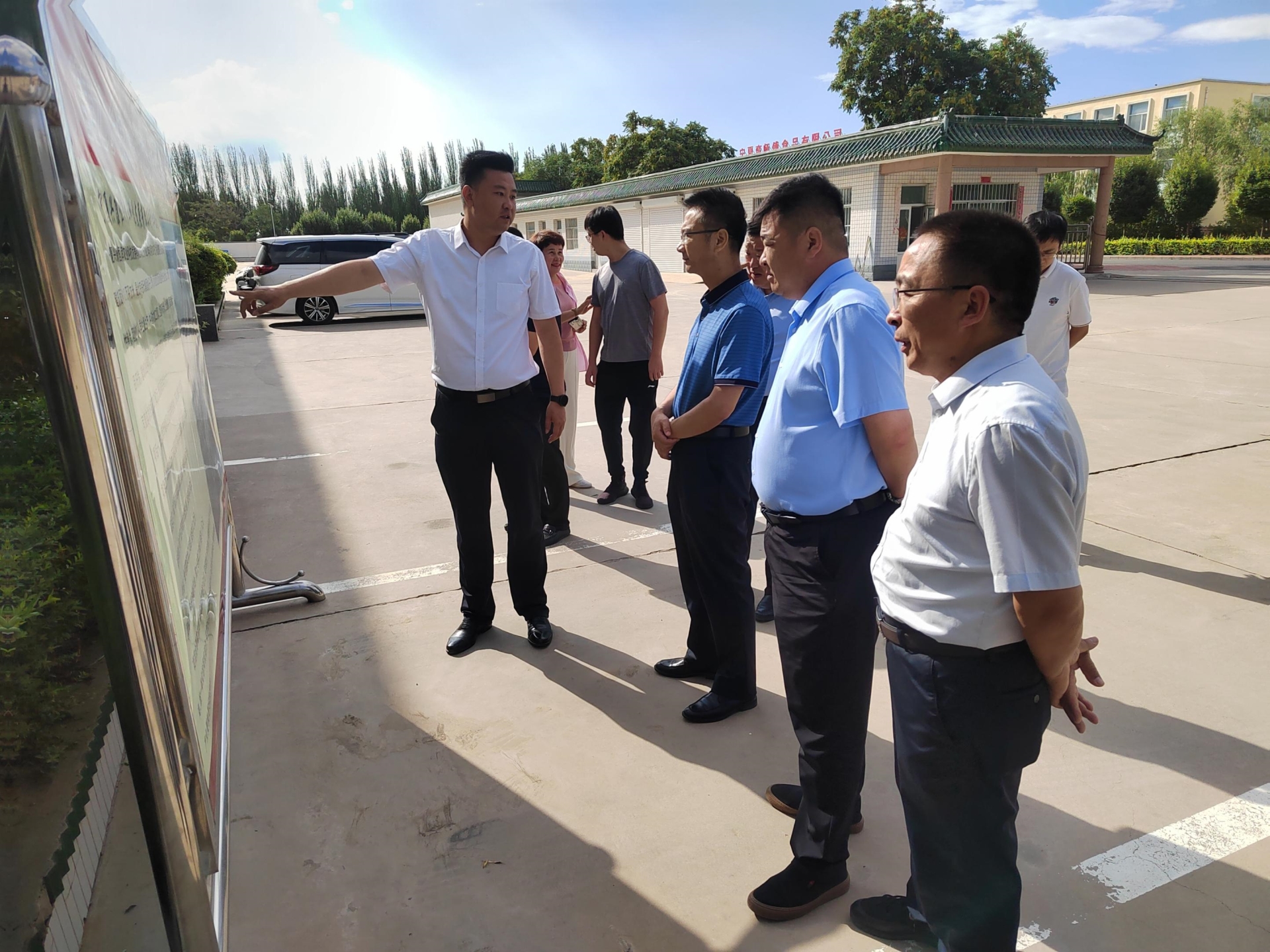 石嘴山市市委常委、政府副市長(zhǎng)孫鋒彪蒞臨寧夏興康恒潤(rùn)農(nóng)業(yè)科技發(fā)展有限公司調(diào)研